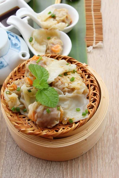 Chinese steamed dumpling with sauce is delicious — Stock Photo, Image