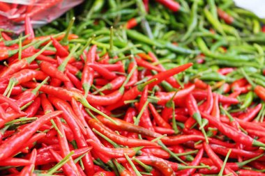 Belgili tanımlık çarşı içinde yemek pişirmek için taze biber