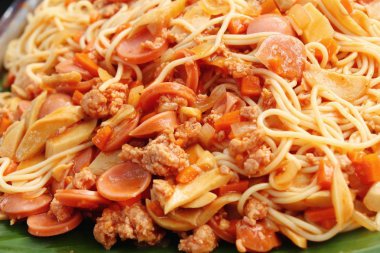 Spagetti sokak gıda lezzetli domuz eti ile