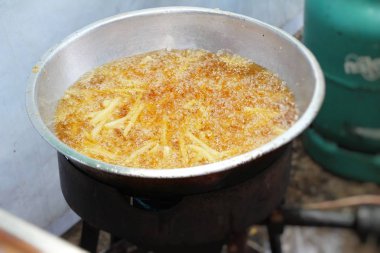 Kızartma tavada lezzetli yapıyor