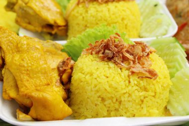 Tavuk biryani pirinç lezzetli ve sos