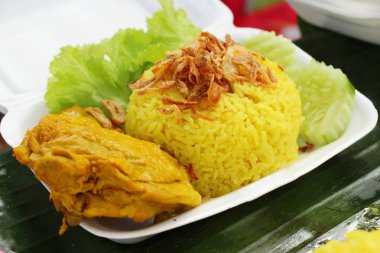 Tavuk biryani pirinç lezzetli ve sos