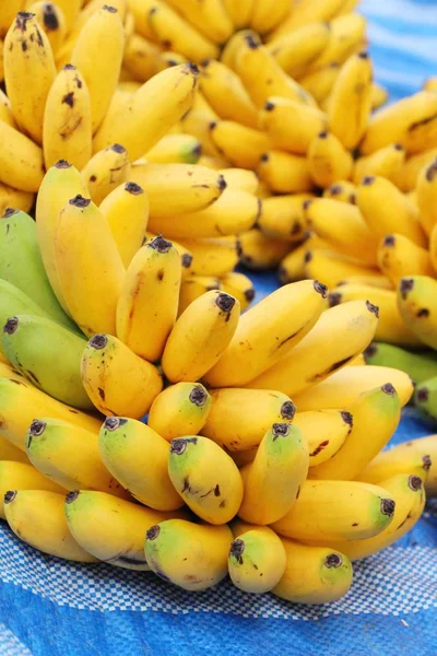 Zralý banán je vynikající na trhu — Stock fotografie