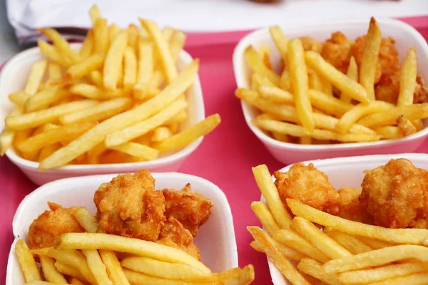 Franse frietjes en gebakken kipnuggets heerlijke — Stockfoto