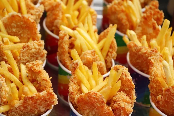 Franse frietjes en gebakken kipnuggets heerlijke — Stockfoto