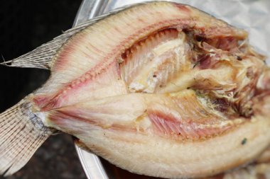 belgili tanımlık çarşı içinde yemek pişirmek için kurutulmuş balık