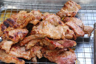 belgili tanımlık çarşı içinde kavrulmuş domuz eti lezzetlidir