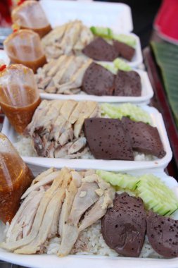 Tavuk sosu ile lezzetli haşlanmış pirinç