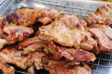 belgili tanımlık çarşı içinde kavrulmuş domuz eti lezzetlidir