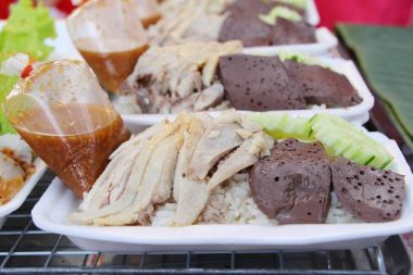 Tavuk sosu ile lezzetli haşlanmış pirinç