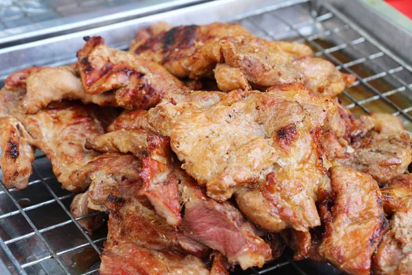 Cerdo asado es delicioso en el mercado —  Fotos de Stock