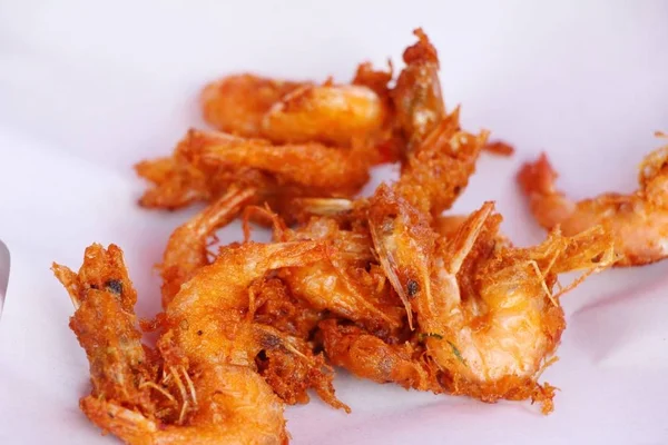 Camarones fritos es delicioso en la comida de la calle —  Fotos de Stock