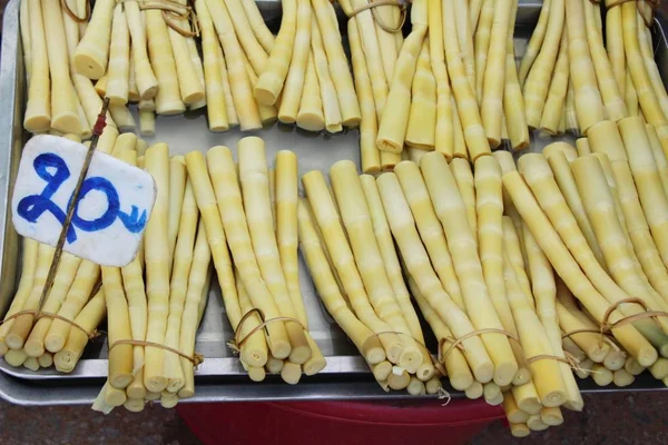 Süße Bambussprossen zum Kochen auf dem Markt — Stockfoto