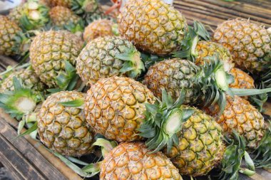 Taze ananas sokak yemeklerinde lezzetlidir.