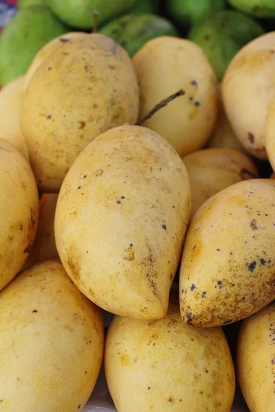 Fruta madura del mango en el mercado — Foto de Stock