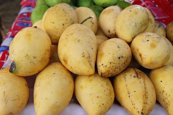 Ripe mango fruit in the market — Stock Photo, Image