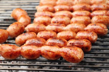 Izgara sosis Asya pazarında lezzetlidir