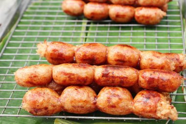 Izgara sosis Asya pazarında lezzetlidir