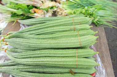 Pazarda yemek için taze lif kabağı acutangula