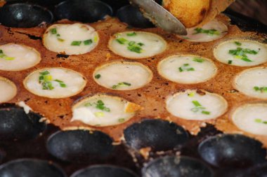 Hindistan cevizi sütü karıştırın şeker ve un, Tay tatlı