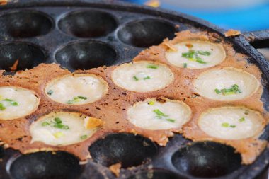 Hindistan cevizi sütü karıştırın şeker ve un, Tay tatlı