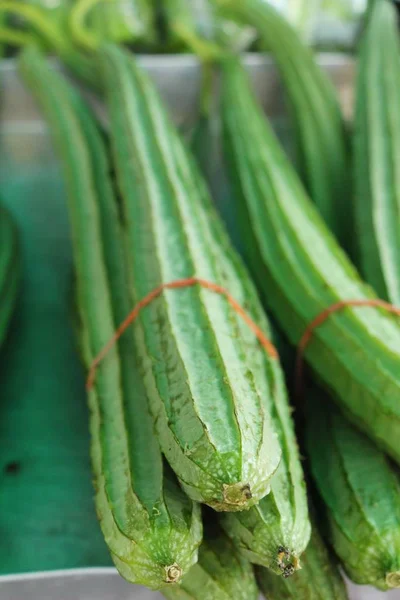 Luffa acutangula fresca para cocinar en el mercado — Foto de Stock