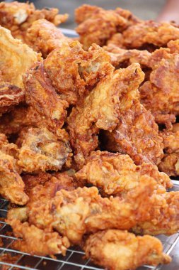 Kızarmış tavuk sokak gıda lezzetlidir