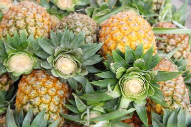 Taze ananas sokak yemeklerinde lezzetlidir.