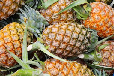 Taze ananas sokak yemeklerinde lezzetlidir.