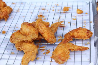 Kızarmış tavuk sokak gıda lezzetlidir