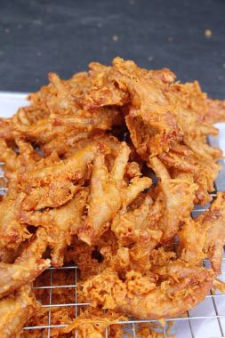 Kızarmış tavuk ayağı lezzetli içinde belgili tanımlık çarşı