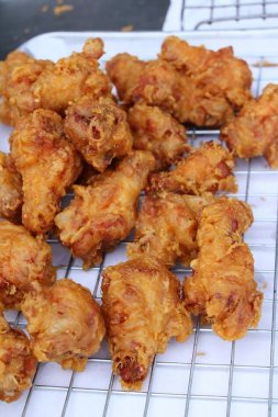 Kızarmış tavuk sokak gıda lezzetlidir