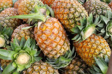 Taze ananas sokak yemeklerinde lezzetlidir.