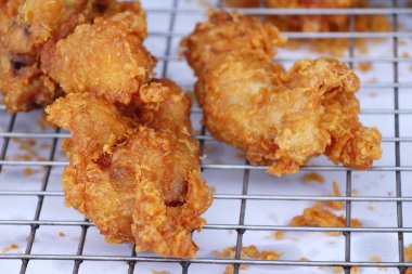 Kızarmış tavuk sokak gıda lezzetlidir