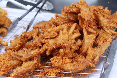 Kızarmış tavuk ayağı lezzetli içinde belgili tanımlık çarşı