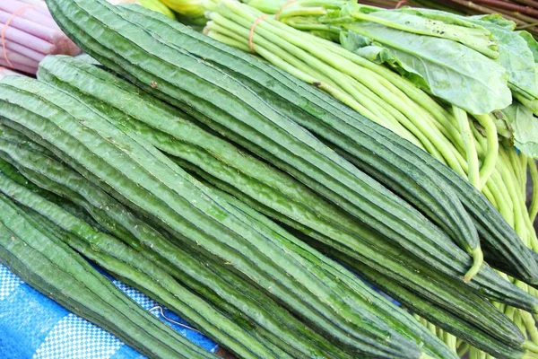 Luffa acutangula fresca para cozinhar no mercado — Fotografia de Stock