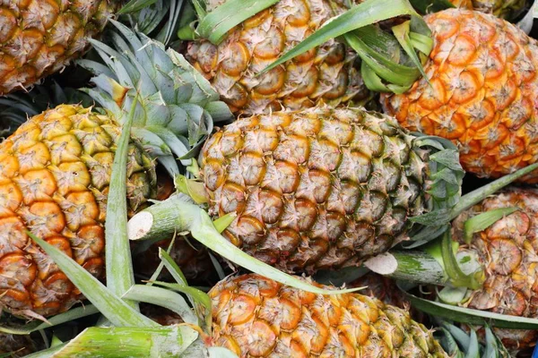 Taze ananas sokak yemeklerinde lezzetlidir.