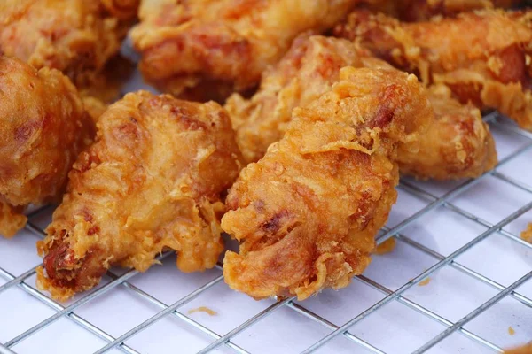 Kızarmış tavuk sokak gıda lezzetlidir