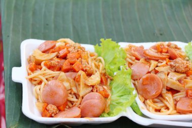 Spagetti sokak gıda lezzetli domuz eti ile