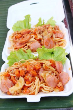 Spagetti sokak gıda lezzetli domuz eti ile