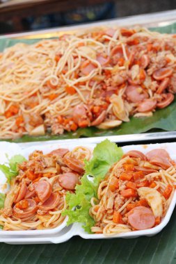 Spagetti sokak gıda lezzetli domuz eti ile