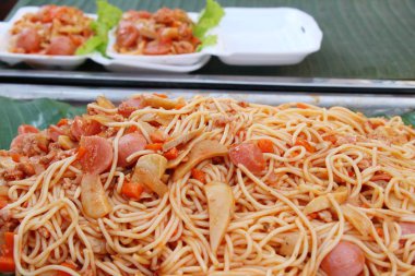Spagetti sokak gıda lezzetli domuz eti ile