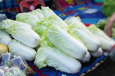 Pazarda yemek için taze Çin lahanası