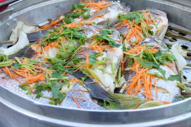 Tencerede lezzetli sebzeli balık buğulama