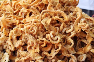 Kızarmış domuz deri sokak gıda lezzetli