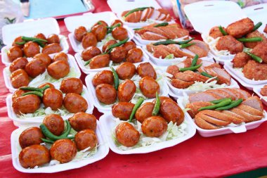 Izgara sosis Asya pazarında lezzetlidir