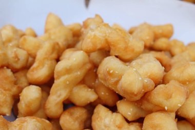 Derin kızarmış hamur lezzetli sopa içinde çarşı