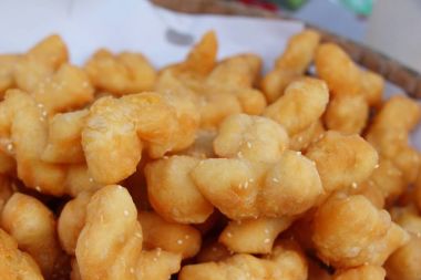 Derin kızarmış hamur lezzetli sopa içinde çarşı