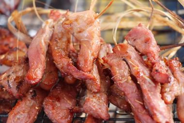 Sokak gıdada ızgara güneş Kurutulmuş domuz eti