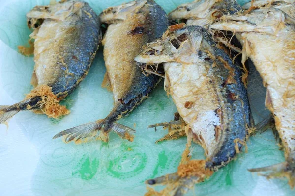 Peixe de cavala frito delicioso na comida de rua — Fotografia de Stock